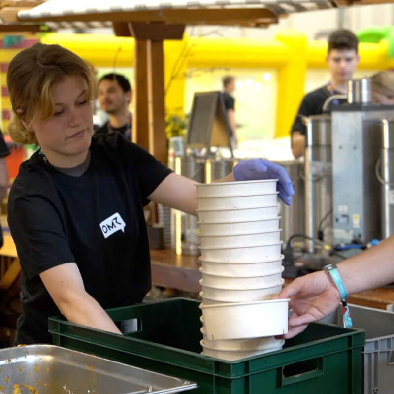 messe schalen weiß mehrweg bei der Reinigung