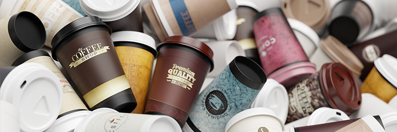 ganz viele Kaffeebecher landen als Abfall im Müll
