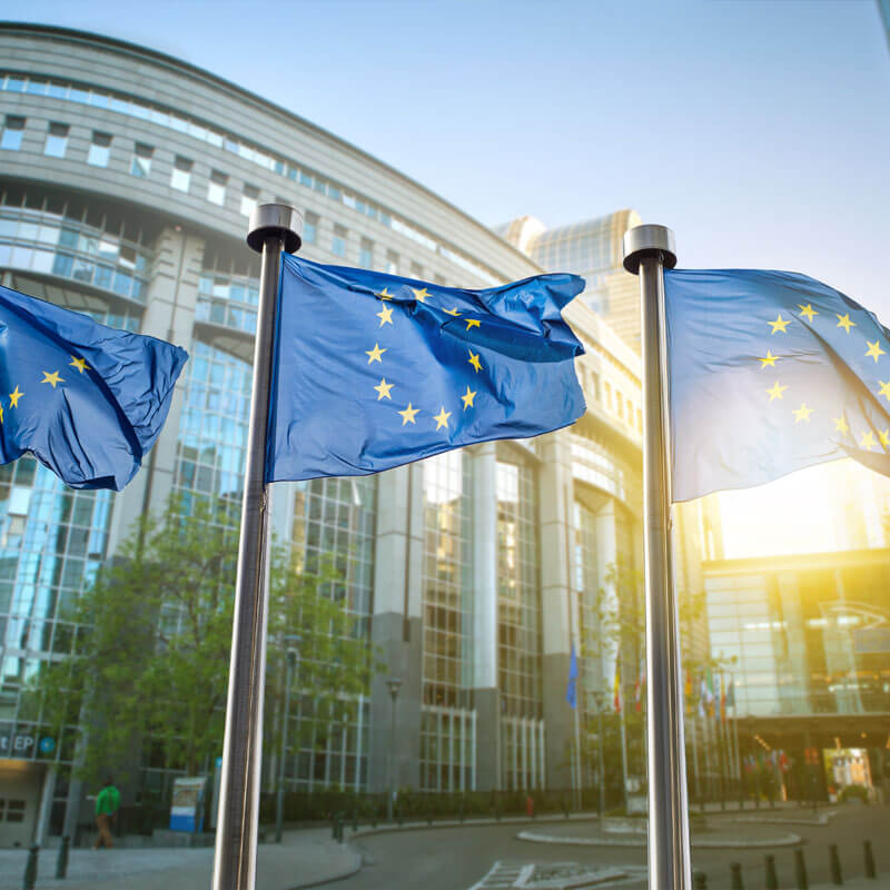 Drapeaux de l'UE devant le Parlement européen