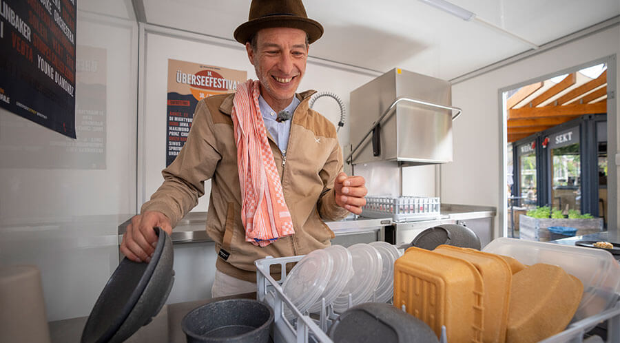 Manuel Jänig (Musikszene Bremen e.V.) presents the Dishwashing Mobile and the reusable tableware from Häppy Compagnie.