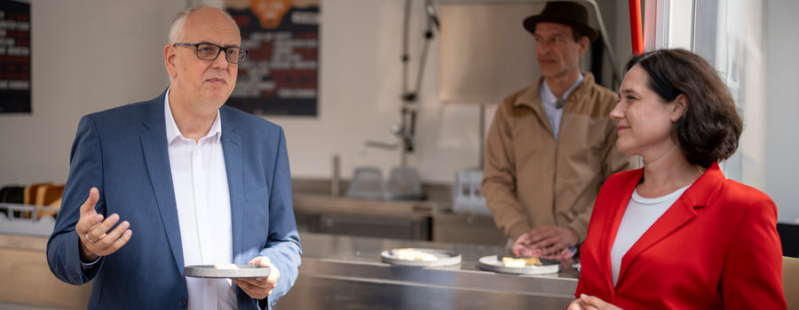 From left to right: Bremen's Mayor Andreas Bovenschulte, Manuel Jänig (Musikszene Bremen e.V.), and Environment Senator Katrin Moosdorf at the inauguration of the Dishwashing Mobile. Photographer: Rainer Geue.